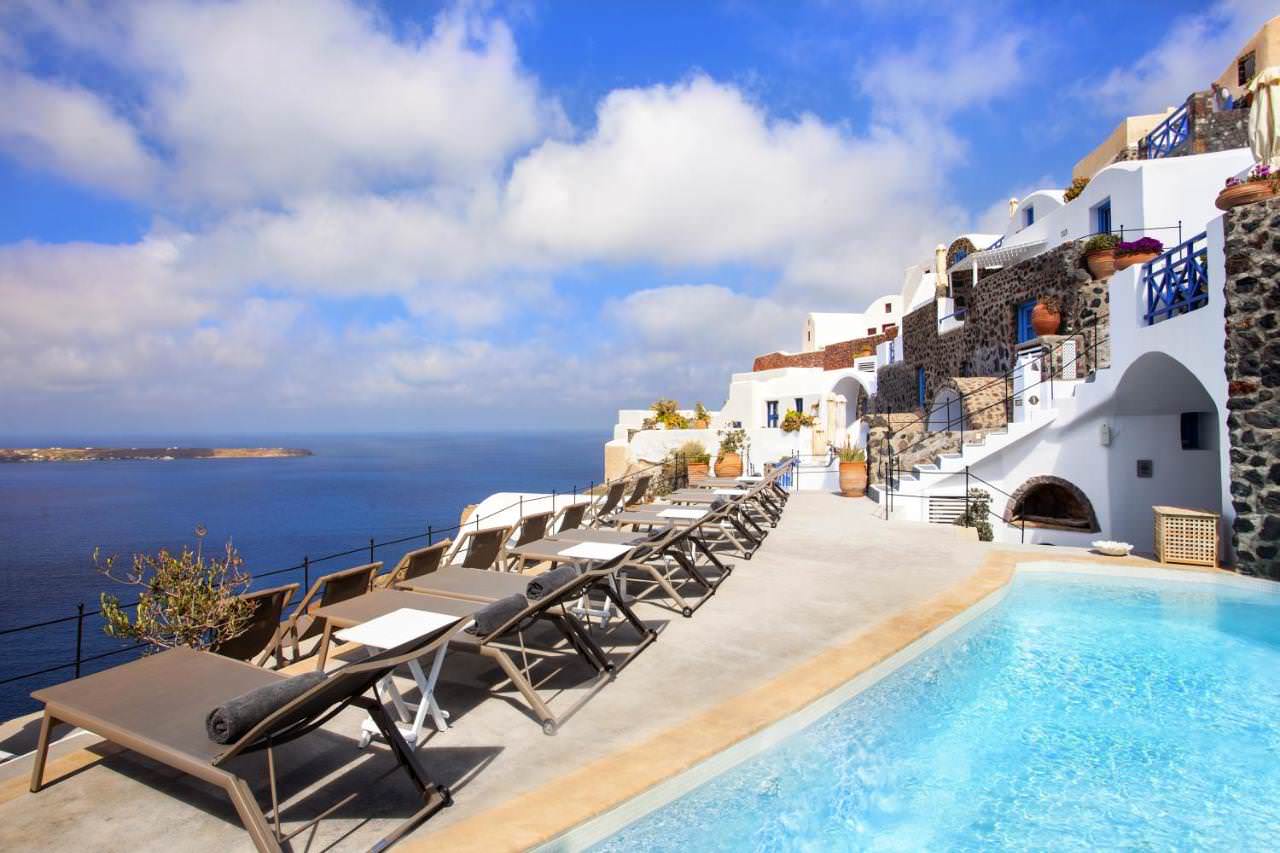 Sea views and outdoor swimming pool at Esperas, Oia