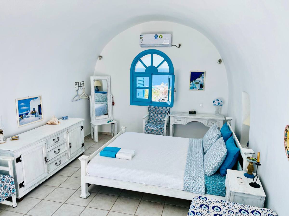 Bedroom suite at the Oia Sunset House Pothitou